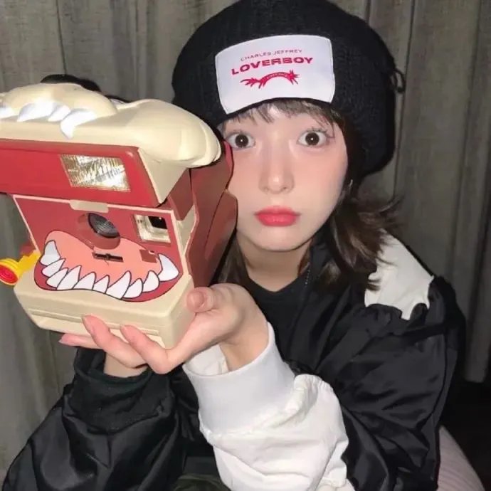 出位俏娇娃封面